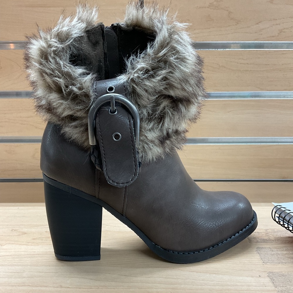 Sugar heeled boots with fur